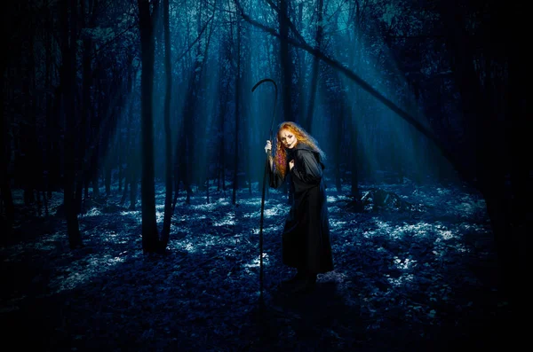 Witch in nacht bos — Stockfoto
