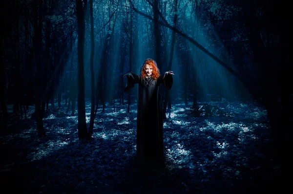 밤 숲에서 마녀 — 스톡 사진