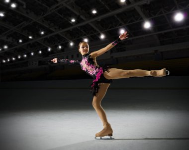 Genç kız buz patenci