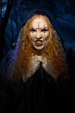 Gece ormanda korkunç cadı