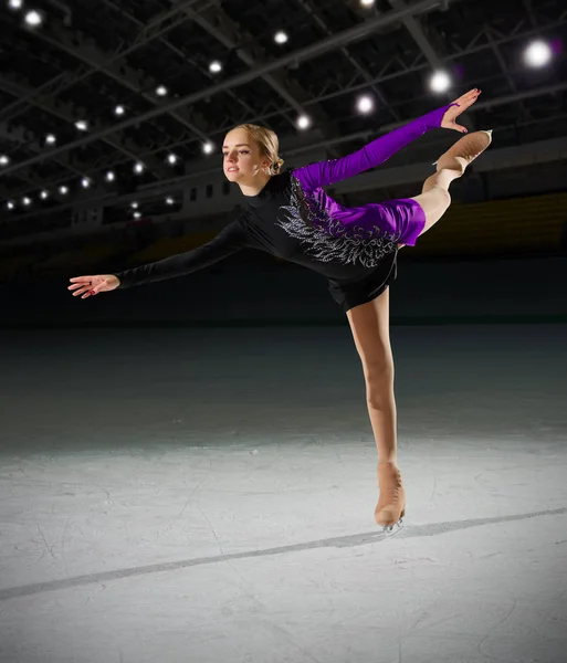 Mulher figura patinadora no salão de esportes — Fotografia de Stock