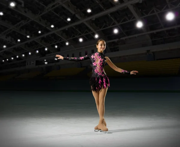 Vrouw kunstschaatsster bij sporthal — Stockfoto