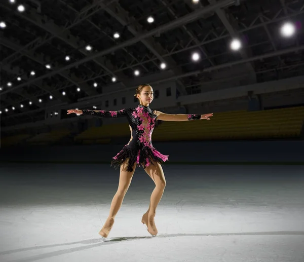 Vrouw kunstschaatsster bij sporthal — Stockfoto