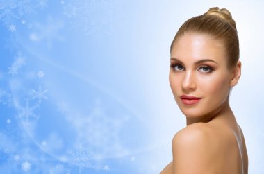 Kış arka plan üzerinde sağlıklı kadın