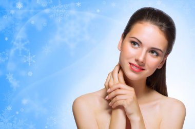 Kış arka plan üzerinde sağlıklı kadın