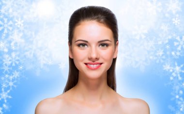 Kış arka plan üzerinde sağlıklı kadın