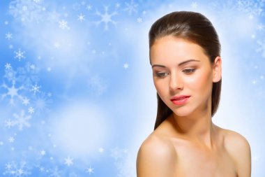 Kış arka plan üzerinde sağlıklı kadın