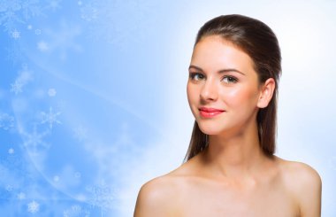 Kış arka plan üzerinde sağlıklı kadın