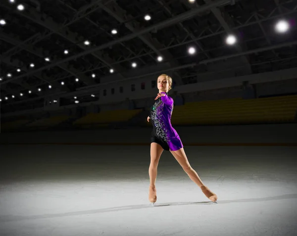 スポーツ ホールの女性フィギュア スケート選手 — ストック写真