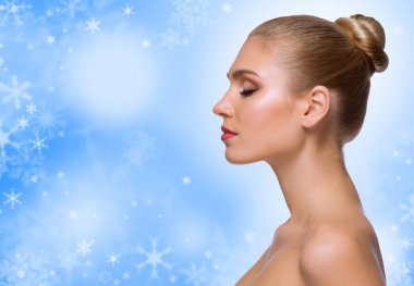 Kış arka plan üzerinde sağlıklı kadın