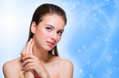 Kış arka plan üzerinde sağlıklı kadın