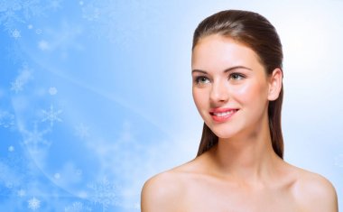 Kış arka plan üzerinde sağlıklı kadın