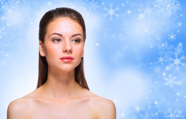 Kış arka plan üzerinde sağlıklı kadın