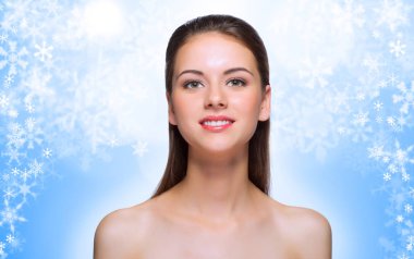 Kış arka plan üzerinde sağlıklı kadın