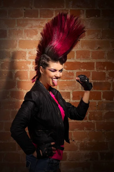 Punk-Mädchen auf Backsteinmauer Hintergrund — Stockfoto
