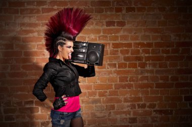 Tuğla duvar arka plan üzerinde punk kız