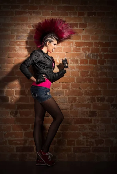 Punk flicka på tegel vägg bakgrund — Stockfoto