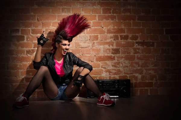 Punk chica en el fondo de pared de ladrillo —  Fotos de Stock