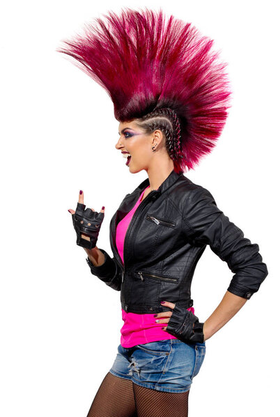 Молодая панк-девушка изолирована
