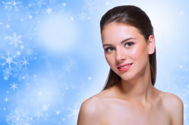 Kış zemin üzerine genç kız