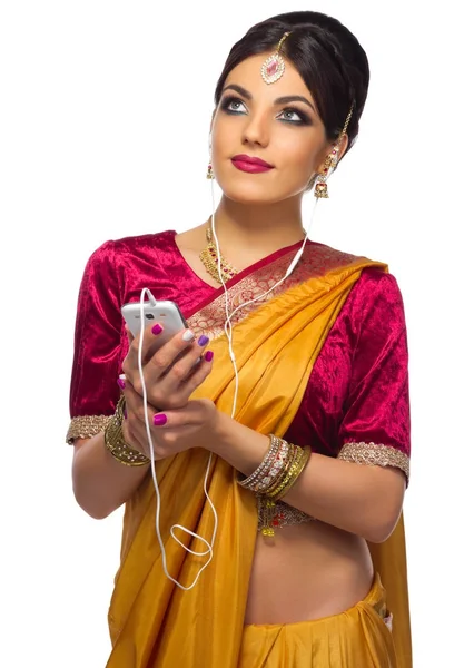 Młoda kobieta indyjska na białym tle — Zdjęcie stockowe