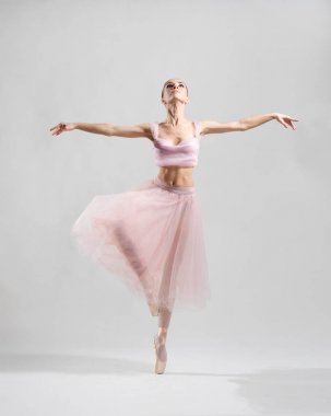 Balerin (üstünde gri yorum)