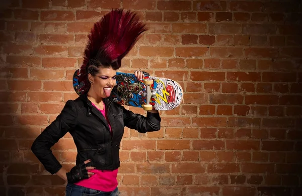 Панк-девушка на фоне кирпичной стены — стоковое фото