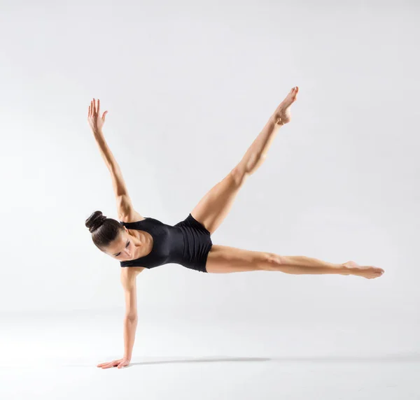 芭蕾舞演员 (在灰色版本) — 图库照片