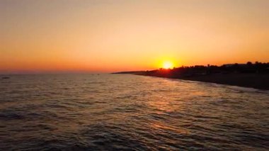 Deniz kıyısında gün batımı