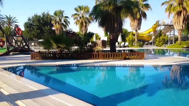 Cour d'hôtel tropicale en été 