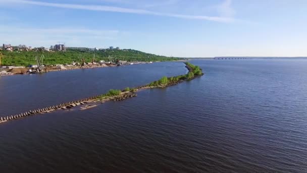 Rompeolas Río Por Día — Vídeo de stock