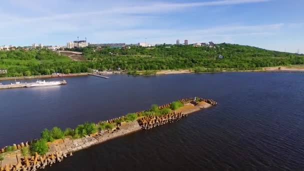 brise-lames sur la rivière le jour 
