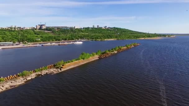 Breakwater Sul Fiume Giorno — Video Stock