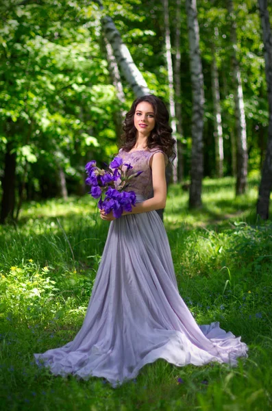 Frau am Tag im Wald (ohne Sonnenstrahl)) — Stockfoto