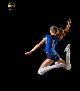 İzole kadın voleybolcu (sürüm topu ile)