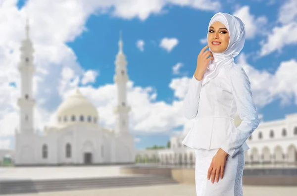 Menina muçulmana no fundo da mesquita — Fotografia de Stock