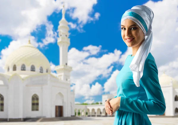 モスクの背景にイスラム教徒の少女 — ストック写真