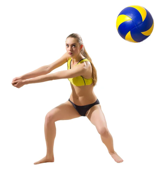 Vrouw beach volleyballer (met bal ver) — Stockfoto