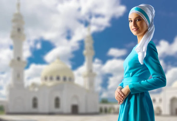 Mulher muçulmana no fundo da mesquita branca — Fotografia de Stock