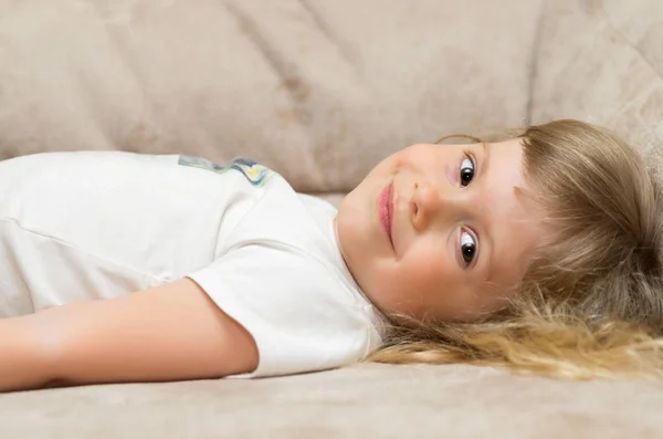 Menina engraçada no sofá — Fotografia de Stock