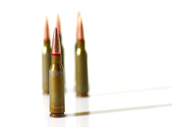 Cartuchos de munição sobre branco — Fotografia de Stock