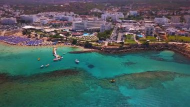 Protaras İncir Ağacı plajı, havadan 4k.