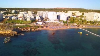 Protaras İncir Ağacı plajı, havadan 4k.