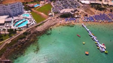 Protaras İncir Ağacı plajı, havadan 4k.