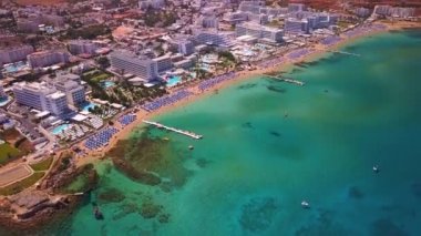 Protaras İncir Ağacı plajı, havadan 4k.