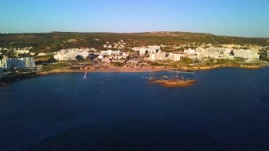 Protaras İncir Ağacı plajı, havadan 4k.