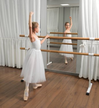 Stüdyoda küçük kız klasik balerin.