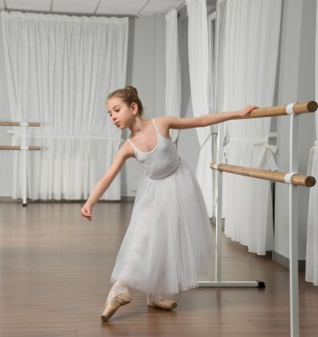 Stüdyoda küçük kız klasik balerin.