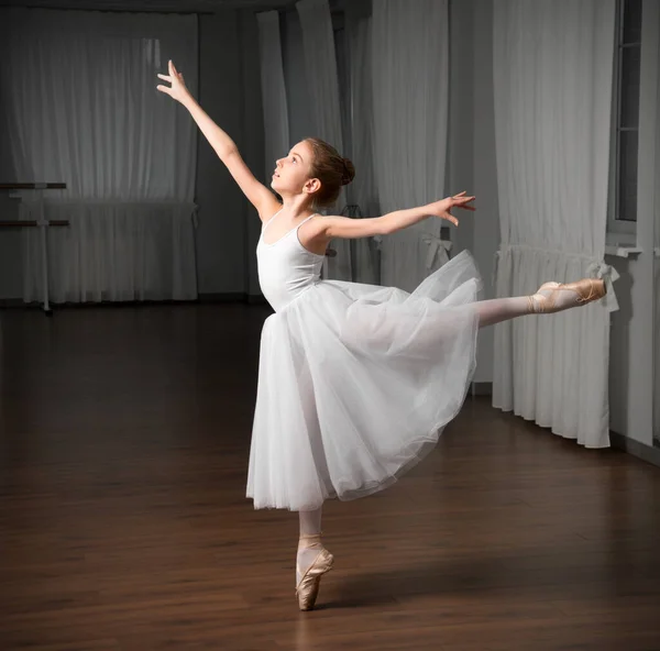 Menina Dançarina Balé Clássico Estúdio — Fotografia de Stock