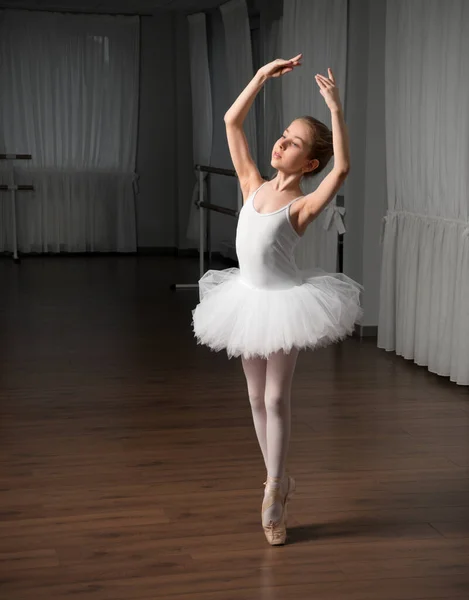 Kleines Mädchen Klassische Balletttänzerin Studio — Stockfoto
